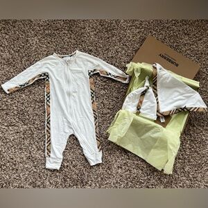 Adorable Burberry Baby Outfit Gift Set 18m